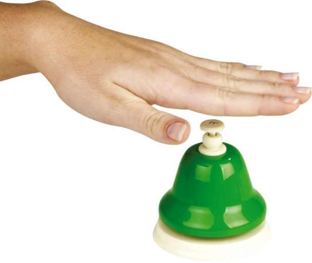 Eine grüne Tischklingel, die von einer Hand gedrückt wird