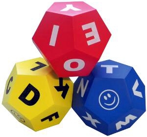 Drei bunte geometrische Spielwürfel in rot, gelb und blau mit Buchstaben und Symbolen