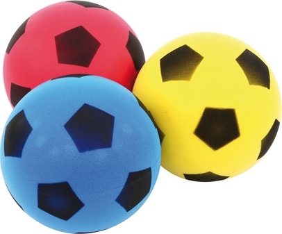 Drei weiche, bunte Spielzeug-Fußbälle in Rot, Blau und Gelb mit schwarzen Mustern
