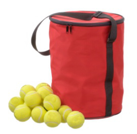 Rote Tragetasche für Tennisbälle neben einer Gruppe gelber Tennisbälle