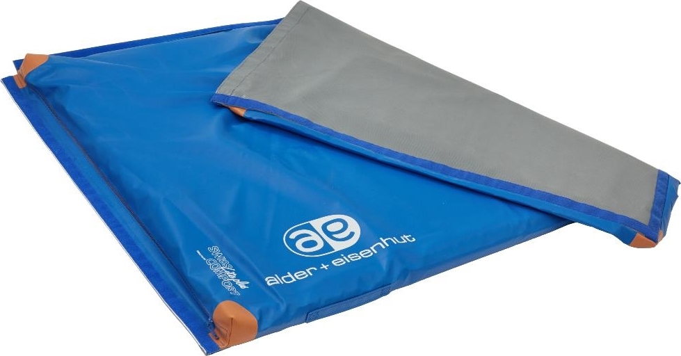 Blauer Outdoor-Wassersack mit grauer Klappe und Logo von Alder + Eisenhut