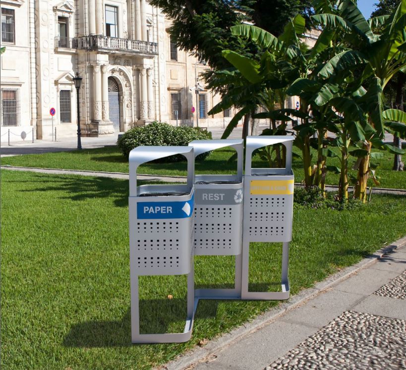 Drei Mülleimer für Papier, Restmüll und Recycling im Park mit historischer Kulisse
