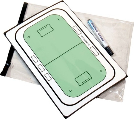 Grüne Taktiktafel für Basketball mit Stift auf einer Schutztasche