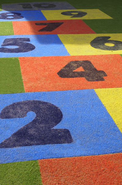 Buntes Hüpfspiel-Feld aus Zahlenkästchen auf einem Spielplatz