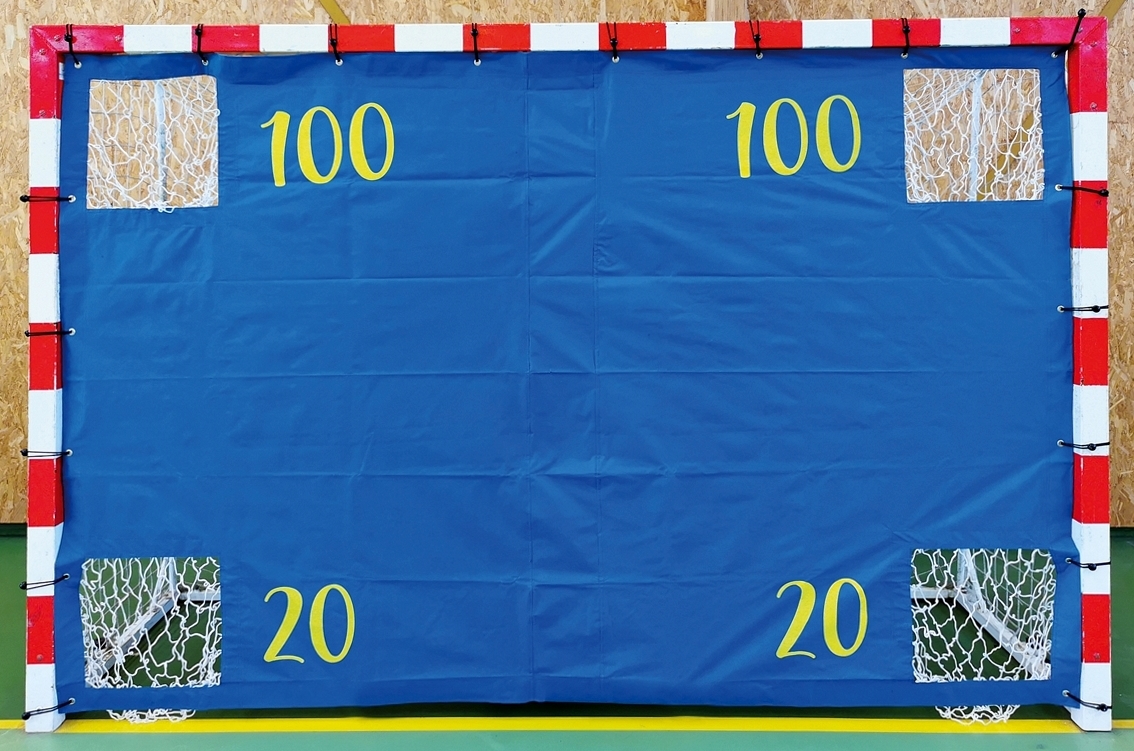 Fußballtor mit blauer Zielscheibe, weißen und roten Randstreifen, und Punktwertungen 100 und 20 neben den Löchern zum Zielen.