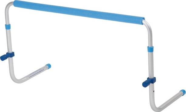 Eine verstellbare Hürde mit blauem Schaumstoffpolster, ideal für Training und Übungen.