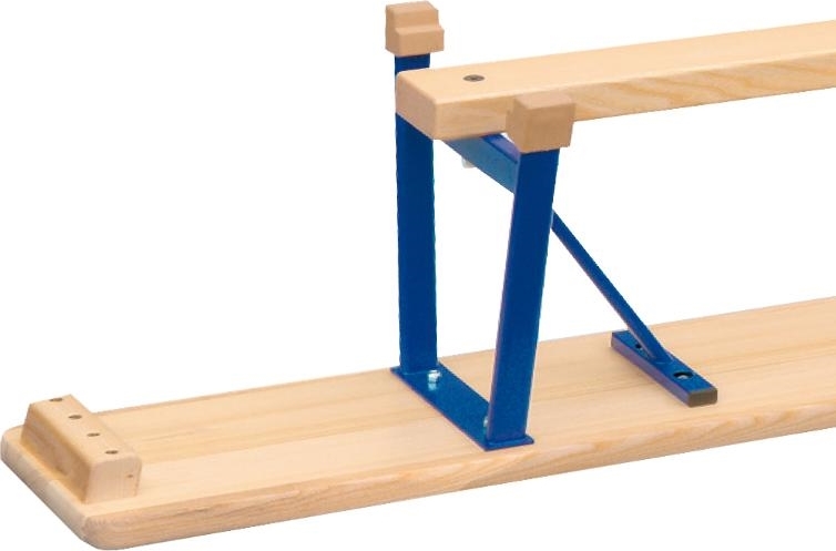 Holz-Trainingsgerät, teilweise auf glattem Brett montiert, mit stabilen blauen Metallstützen