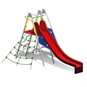 Spielplatzgerät mit roter Rutsche und Klettergerüst