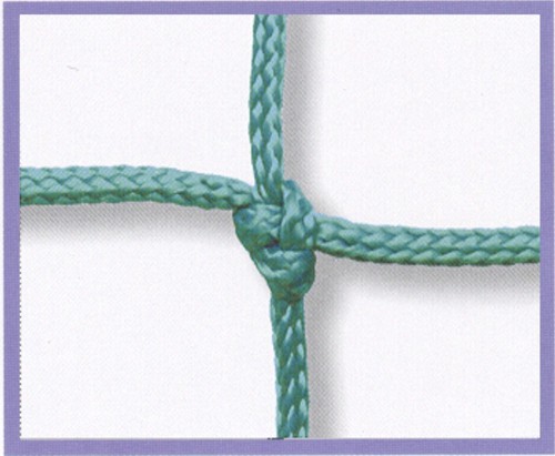 Detail eines grünen Sicherheitsnetzes mit stabilen Knoten, ideal für Sport und Bauprojekte