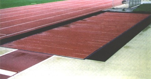 Bild einer modernen Sprunganlage mit rotem Kunststoffbelag für Leichtathletikwettbewerbe.