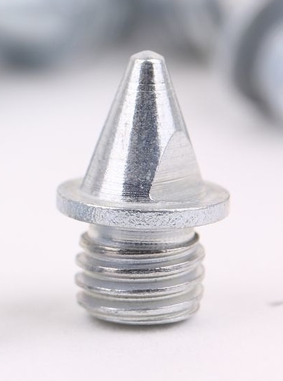 Nahaufnahme eines Metall-Eisspikes mit Gewinde zur Befestigung an Schuhen. Ideal für sicheren Halt auf Eis.