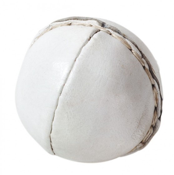 Nahaufnahme eines weißen Cricketballs aus Leder mit sichtbaren Nähten