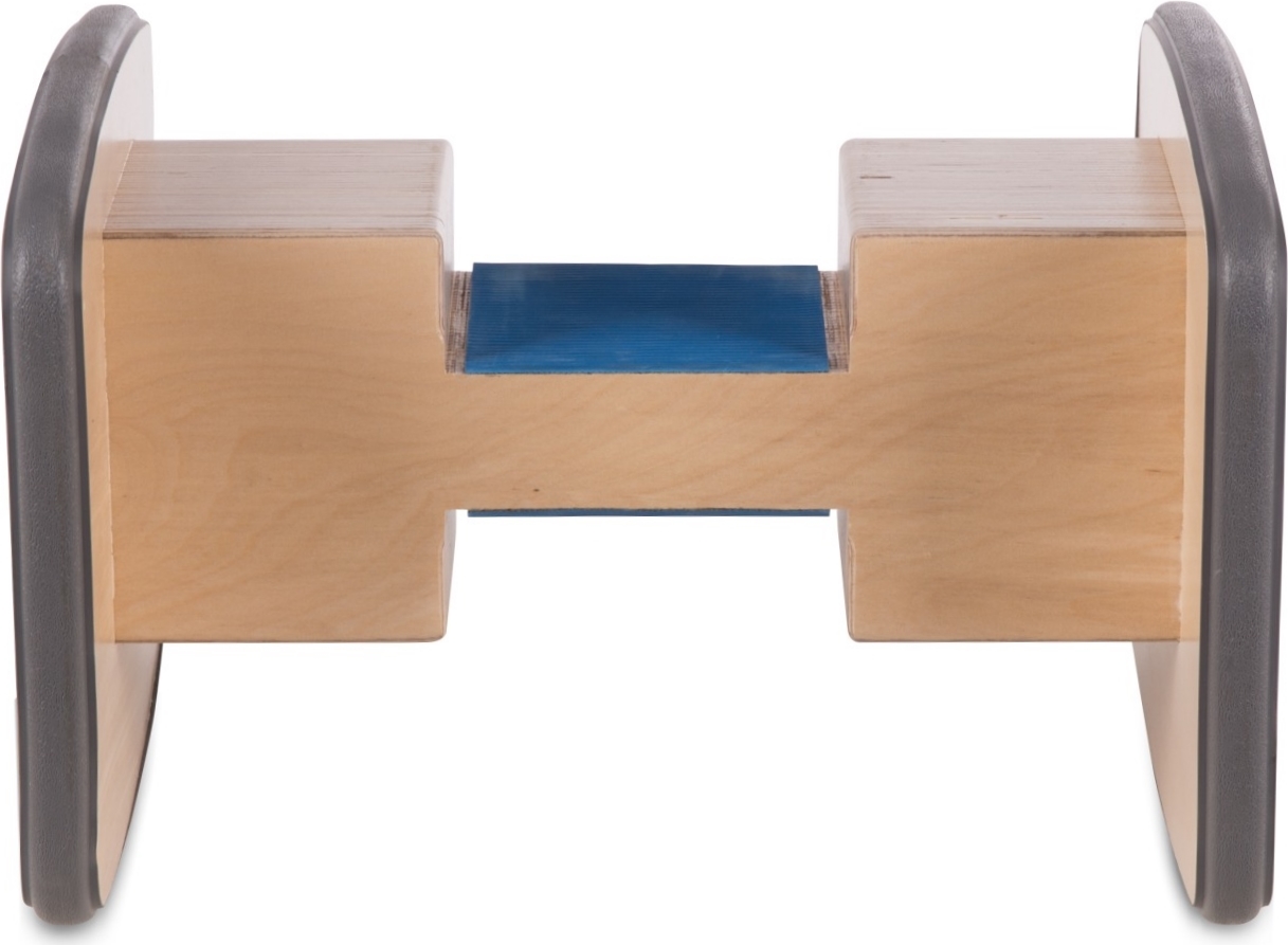 Stabiler Holzträger mit grauen Kunststoffenden und blauer Mitte