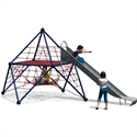 Kinder spielen auf einem Klettergerüst mit integrierter Rutsche und Kletternetz im Freien