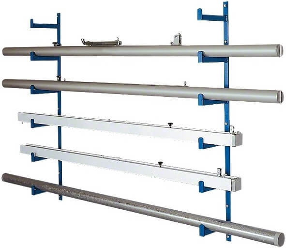 Blauer Wandhalter mit horizontal angebrachten Rohren und Rollen verschiedener Größen