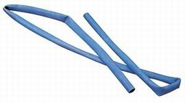 Blauer elastischer Schlauch zum Dehnen und für Fitnessübungen geeignet