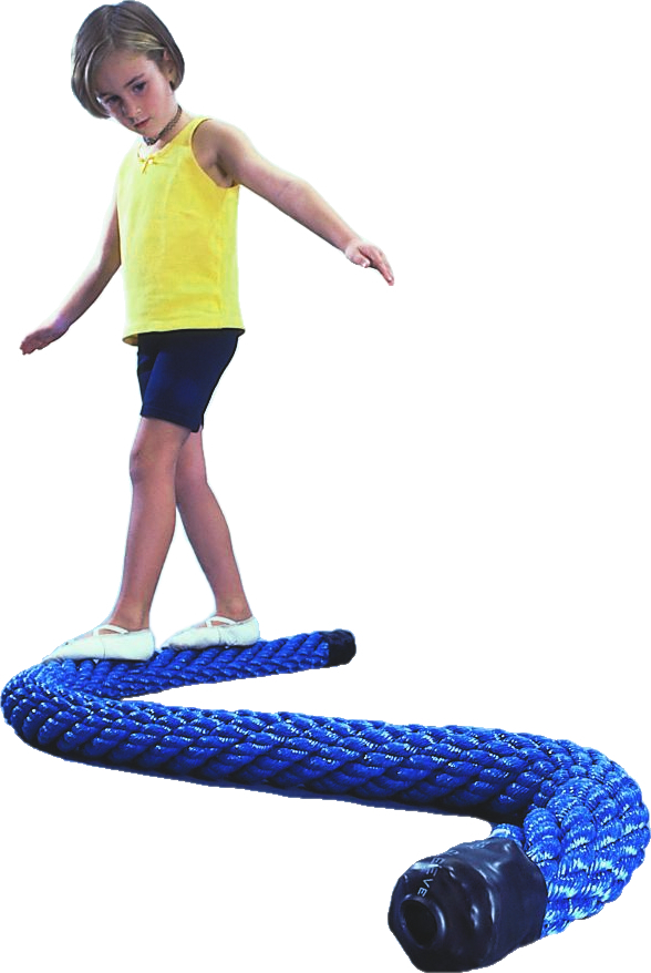 Ein Kind im gelben Top balanciert auf einem großen blauen Seil, das am Boden liegt.