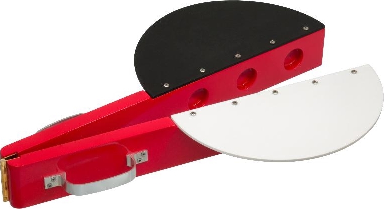 Tragbares Flipchart in Rot mit drehbaren Halbkreistafeln in Schwarz und Weiß, ideal für Präsentationen.