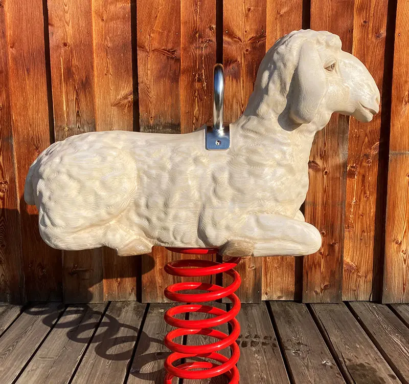 Holzschaukeltier in Form eines Schafes mit roter Feder für den Außenbereich