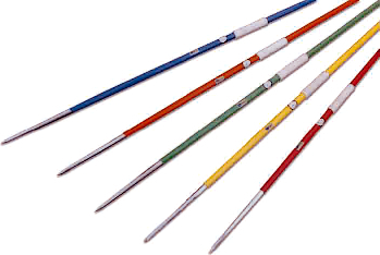 Set aus fünf farbig codierten Stricknadeln aus Aluminium, ideal für vielseitige Strickprojekte