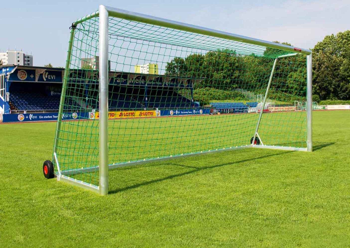 Alu Fusschballtor uf Rasä mit Netz