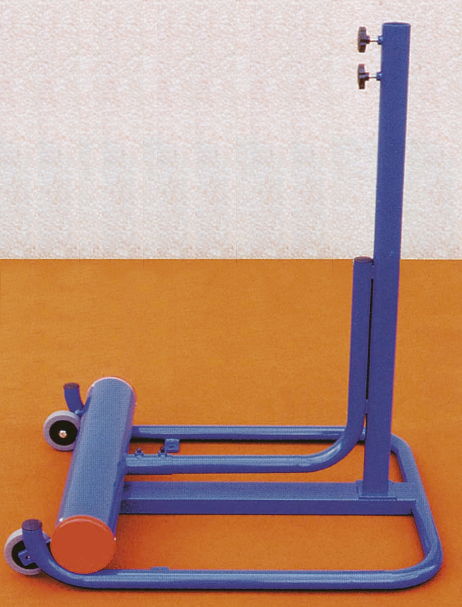 Blauä Metallstatiun mit Räder uf Orangem Bode