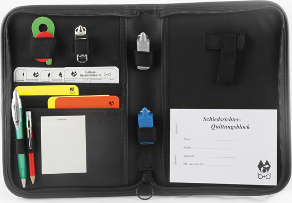 Komplettes Schiedsrichter-Set mit Klemmbrett, Karten, Pfeifen und Notizblock in einer schwarzen Tasche