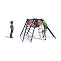 Drei Kinder spielen auf einem blauen und roten Metall-Klettergerüst im Freien, eines klettert, die anderen schauen zu.