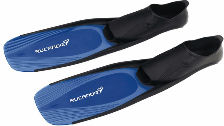 Ein Paar blaue Rucanor Schwimmflossen mit schwarzem Fußteil, ideal für Schwimmsport