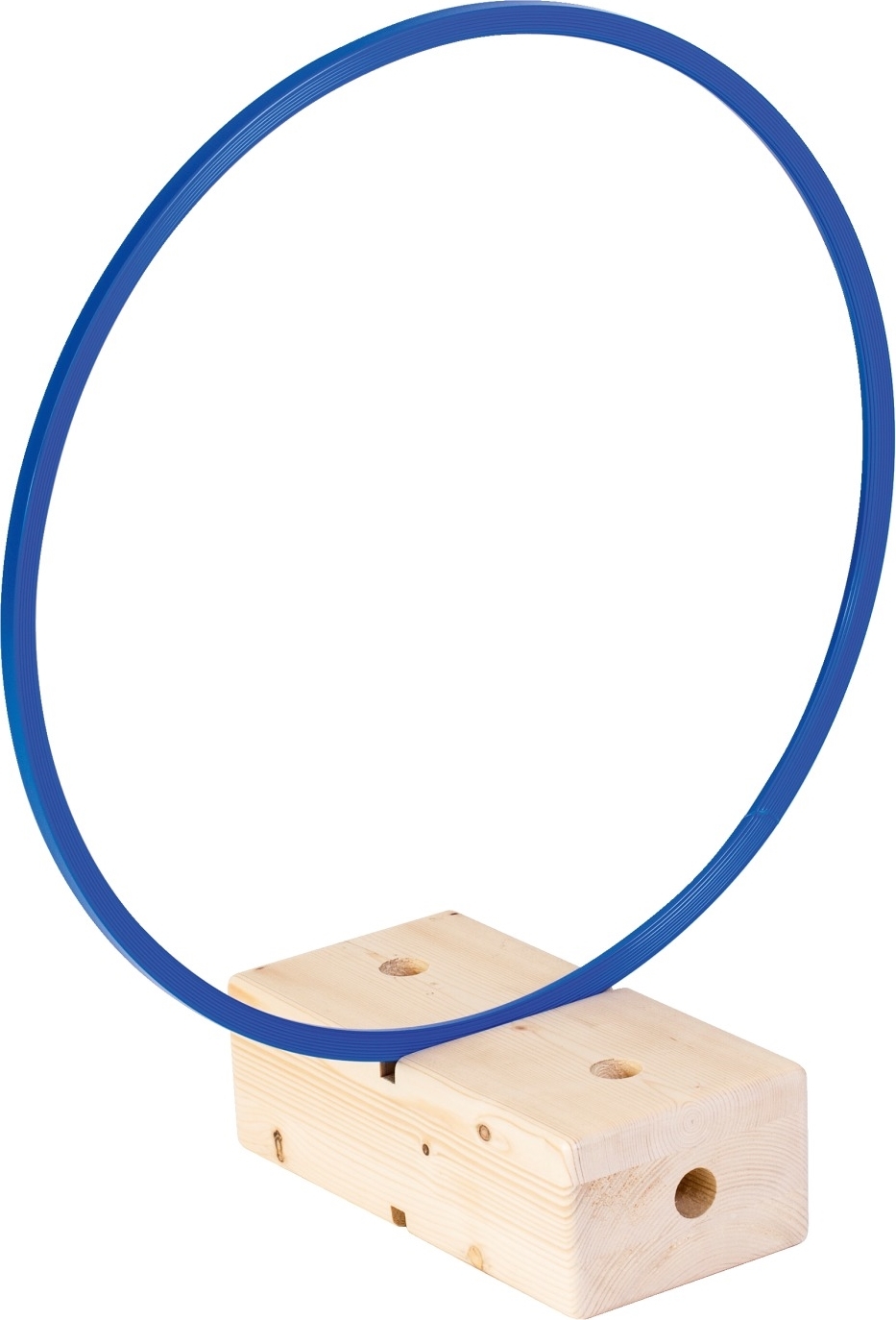 Ein blauer Gymnastikreifen, der auf einem Holzblock steht.