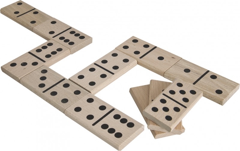 Ein großes Dominospiel aus Holz mit mehreren aufgereihten Spielsteinen und zusätzlichen Steinen im Hintergrund