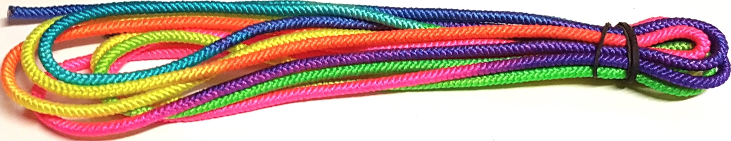 Ein Bündel von bunten Schnürsenkeln in verschiedenen leuchtenden Farben, wie Blau, Grün, Gelb und Pink, zusammengehalten von einem schwarzen Gummiband.