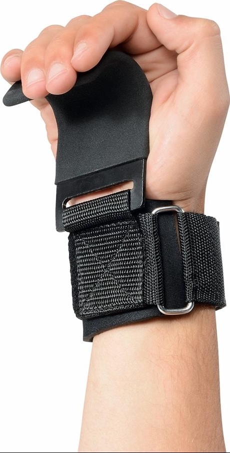 Hand mit schwarzer Trainingsbandage und Haken zur Unterstützung beim Gewichtheben.