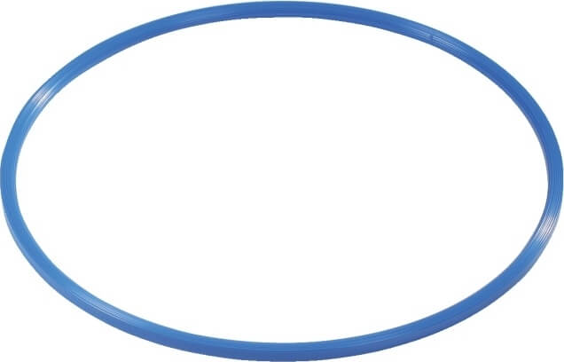 Ein blauer Hula-Hoop-Reifen auf weißem Hintergrund