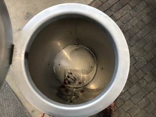 Die Innenansicht eines zylindrischen, silbernen Behälters aus Metall, vermutlich für industrielle oder gewerbliche Zwecke.
