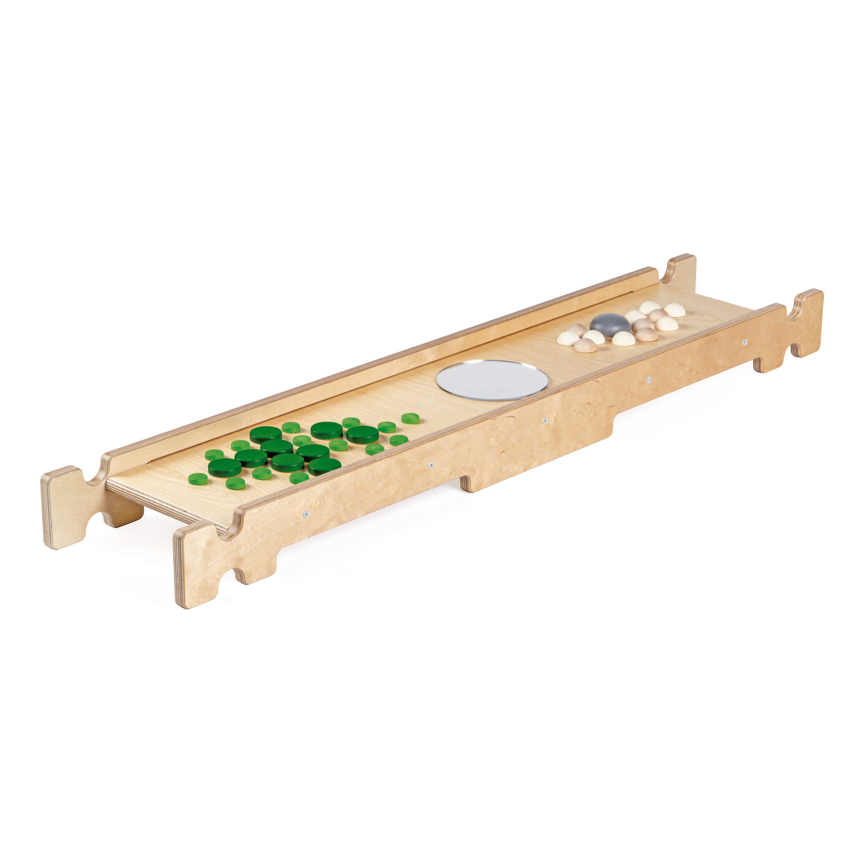 Langes Spielbrett aus Holz mit grünen und bunten Spielsteinen sowie einem runden Spiegel in der Mitte