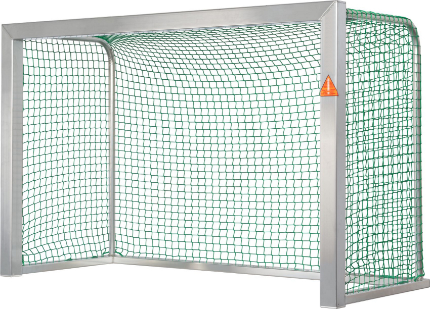 Ein stabiles Fußballtor aus Aluminium mit einem grünem Netz für den Einsatz im Freien.