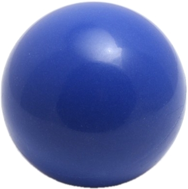 Eine blaue, glänzende Kunststoffkugel auf weißem Hintergrund