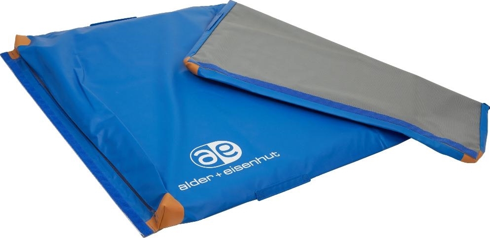 Blaue und graue Crashpadmatte von alder+eisenhut für Kletterfans