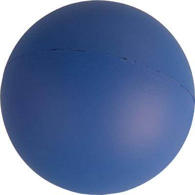 Blauer Schaumstoff-Anti-Stressball auf weißem Hintergrund