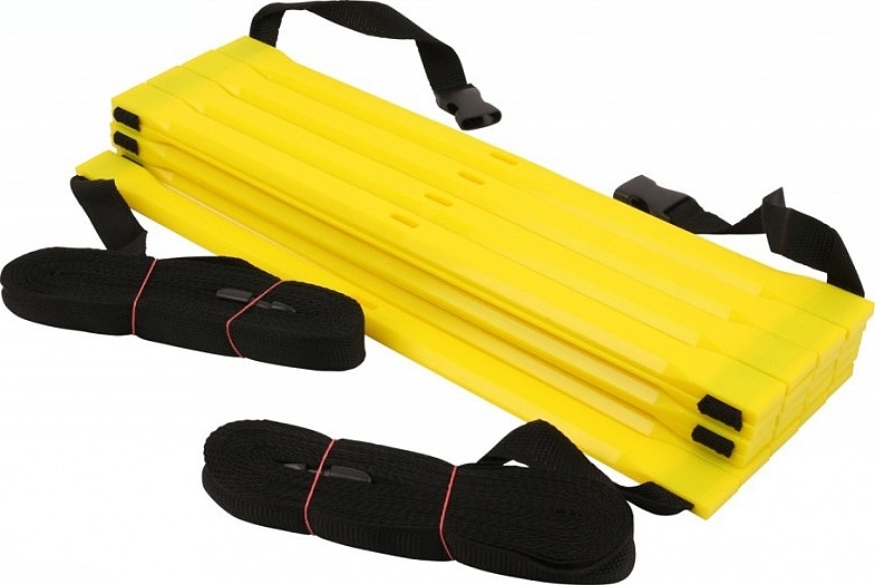 Gelbe Koordinationsleiter ausgeleuchtet mit schwarzen Gurten, ideal für sportliches Training