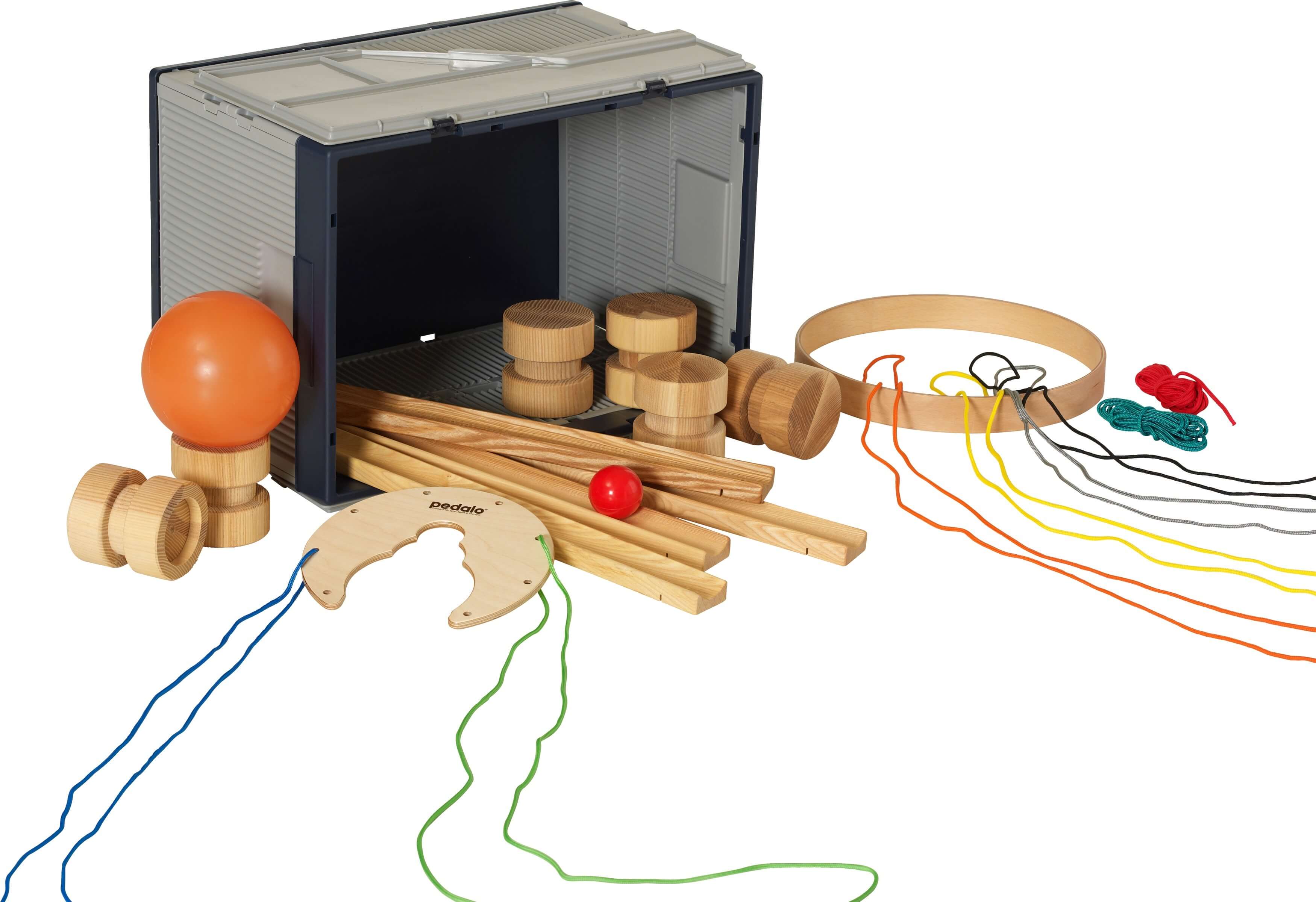Outdoor-Spiel-Kit mit Holzstäben, bunten Seilen und Zubehör in einem Kunststoffbehälter für motorische Aktivitäten
