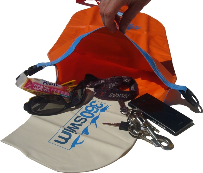 Ein orangener wasserdichter Beutel, der eine Sonnenbrille, ein Handy, Schlüssel und Snacks enthält. Perfekt für Outdoor-Aktivitäten und Reisen.