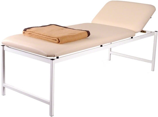 Beige Massageliege aus Metall mit gefalteten Handtuch darauf