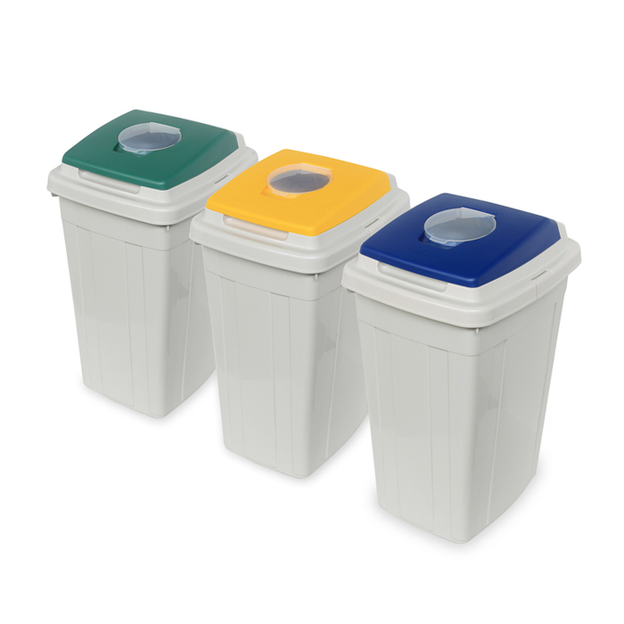 Drei hohe Mülleimer mit farbigen Deckeln für Recycling; Grün, Gelb und Blau, aus Kunststoff.