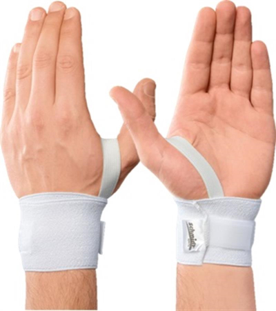Zwei Hände tragen eine weiße Handgelenkbandage mit Daumenschlaufe für Stabilität und Komfort.