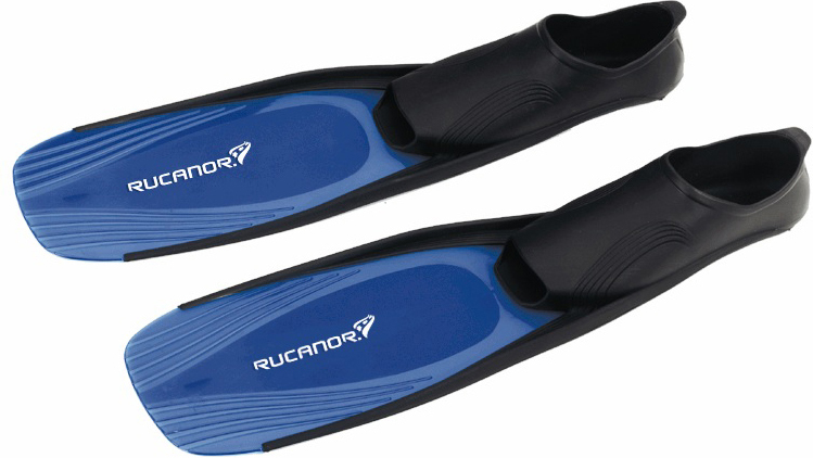 Ein Paar blaue Schwimmflossen der Marke Rucanor mit schwarzem Fußteil