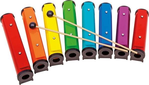 Eine Reihe von bunten Schlaginstrumenten in den Farben Rot, Orange, Gelb, Grün, Blau, Lila und Rosa, mit zwei Schlägeln. Ideal für musikalische Aktivitäten.