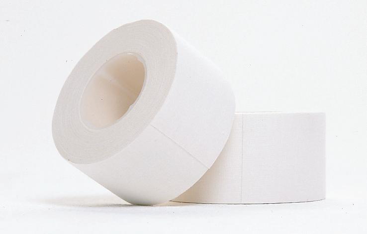 Nahaufnahme von zwei weißen Klebeband-Rollen, eine stehend und eine liegend, auf weißem Hintergrund