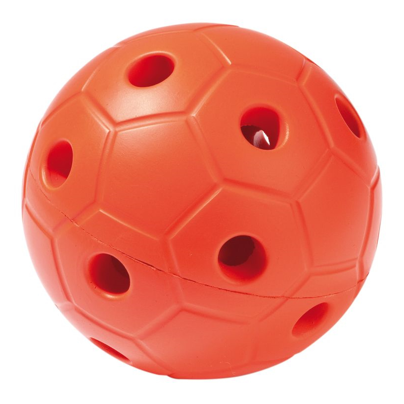 Ein oranger Ball mit Löchern, aus Kunststoff und in Fußballoptik